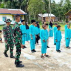 Satgas TMMD mengajarkan anak-anak baris berbaris, Sabtu 23 September 2023