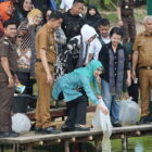Ketua IAD dan Ketua TP PKK Muarojambi menabur benih ikan, di Danau Gatal, Selasa 19 September 2023 | DKI-MJ