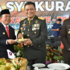 Danrem 042/Gapu dan Gubernur Jambi memotong tumpeng pada HUT 78 TNI (PRGP)