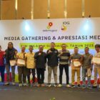Penyerahan penghargaan dari Kepala SKK Migas Sumbagsel, Anggono Mahendrawan, di Puncak, Bogor, Jawa Barat, Rabu, 25 Oktober 2023, malam | foto : fjm jambi