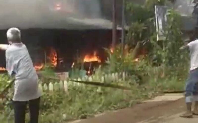 Warga berupaya memadamkan api, saat kebakaran bedeng 6 pintu di Selincah, jambi Timur, Kota Jambi | DIR