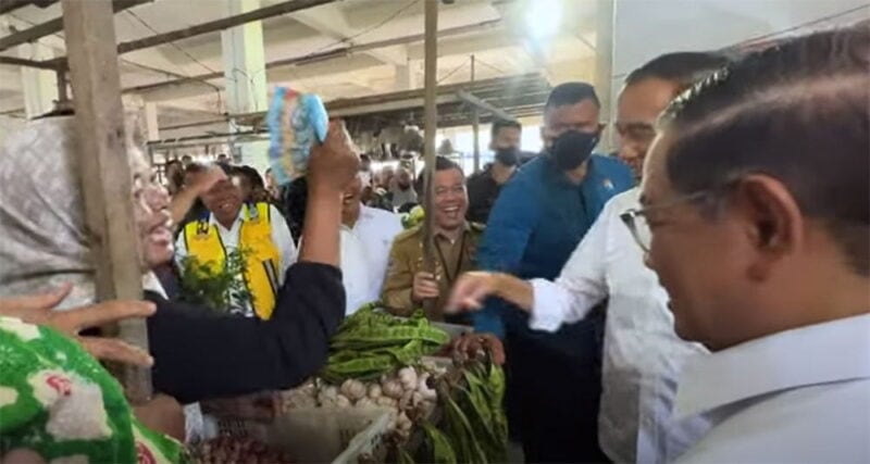Presiden Joko Widodo saat mengunjungi salah satu pasar tradisional di Kota Jambi | DIR