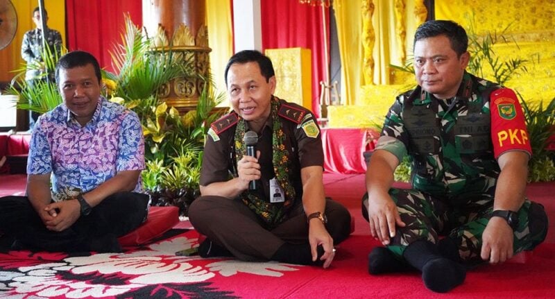 Romi Hariyanto, Elan Suherlan dan Brigjen TNI Supriono pada acara peresmian rumah Restorative Justice, di Muara Sabak, 19 Oktober 2023 | WIL