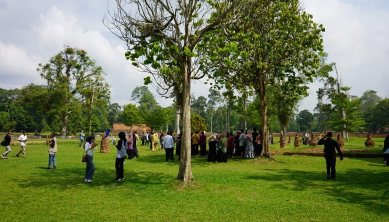Para kafilah STQH Nasional ke-27 berwisata ke Candi Muarojambi, Senin 6 November 2023 | foto : novriansah