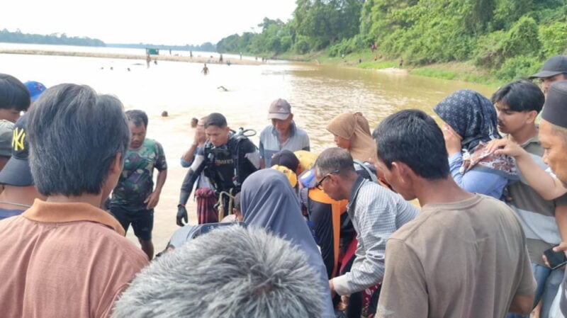 Tim SAR saat mengevakuasi korban | foto : sar