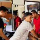 Anggota Polsek Sungai Penuh mengamankan 5 orang diduga pelaku penipuan | foto : indojatipos