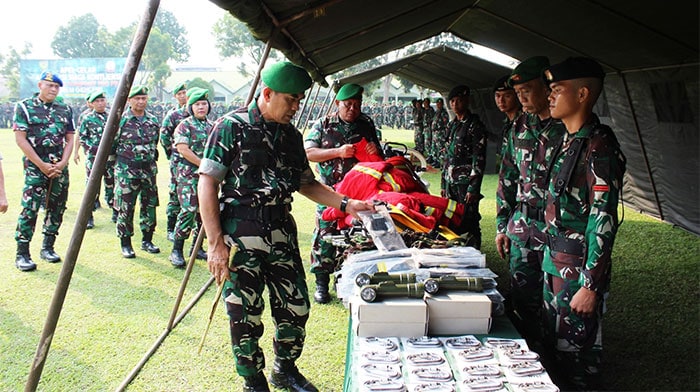 Danrem 042/Gapu, Brigjen TNI Rachmad, mengecek kesiapan peralatan Batalyon Komposit PRC PB | ran
