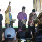 Penjabat Bupati Muarojambi menabur beras kunyit pertanda dimulainya Bekarang Lopak Sepang, Sabtu, 24 Agustus 2024 | ran