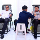Kapolda Jambi bersama Ketua PMI Kota Jambi mendonorkan darahnya | ran