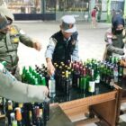 Petugas Satpol PP Kota Jambi menyita ratusan botol minuman keras | ian