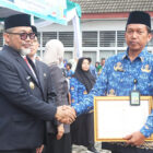 Pjs Gubernur Jambi, Sudirman, menyerahkan penghargaan pada Hari Kesehatan Nasional, Kamis | as/ran