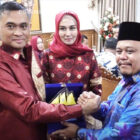 Plt Bupati Tanjabtim, Robby Nahliansyah, memberikan kenang-kenangan kepada AKBP Heri Supriawan | ran 