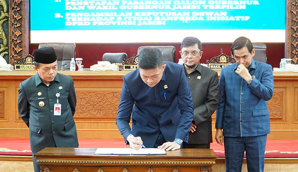 Ketua DPRD Provinsi Jambi, Muhammad Hafiz, menandatangani kesepakatan tiga ranperda menjadi perda, Senin | dia