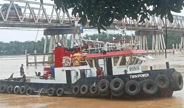 Tugboat Twin Power saat menarik tongkang bermuatan batu bara yang menabrak tiang Jembatan Muara Tembesi | dod