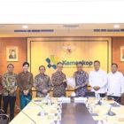 Menteri Koperasi, Budi Arie Setiadi, menyerahkan daftar koperasi kepada Ketua Dewan Komisioner OJK, Mahendra Siregar, Senin | pr