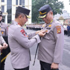 Kapolda Jambi menyematkan pin emas kepada seorang personel | dia