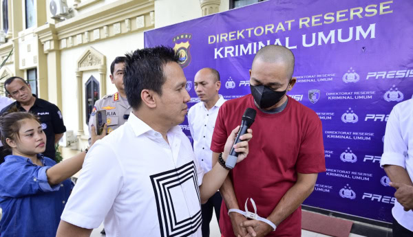 Direskrimum Polda Jambi, Kombes Pol Manang Soebeti, menginterogasi tersangka pelaku pencabulan | dod