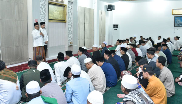 Pemerintah Kota Jambi menggelar salat Qiyamul Lail, sahur bersama, hingga salat Subuh berjamaah di Musholla Al-Amanah, Rumah Dinas Wali Kota Jambi, Minggu dini hari, 23 Maret 2025 | dki