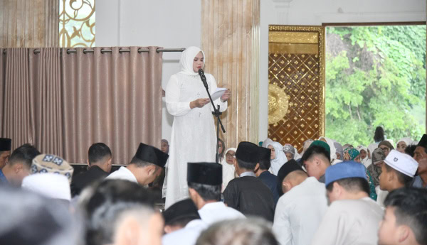 Bupati Tanjabtim, Dillah Hikmah Sari, saat menyampaikan sambutan di Masjid Nur Addarojad, Senin | dki