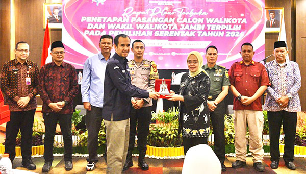 Penjabat Wali Kota Jambi, Sri Purwaningsih menghadiri rapat pleno terbuka penetapan pasangan calon terpilih pada Pemilihan Serentak 2024, di BW Luxury Hotel, Kamis | diskominfo