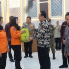 Bupati Muarojambi, Bambang Bayu Suseno, menyerahkan bingkisan lebaran kepada petugas kebersihan dan TRC BPBD, Kamis | dki