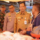 Bupati dan Wakil Bupati Muarojambi pantau harga bahan pokok di Pasar Sengeti, Senin | dki