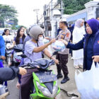 Personel Bidang Humas Polda Jambi membagikan takjil, di kawasan Kebon Kopi, Kota Jambi, Jumat | humas polda