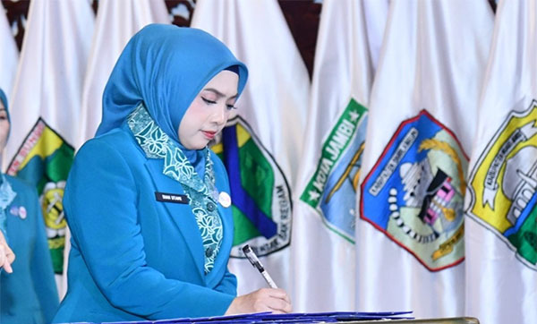 Ketua TP PKK Kabupaten Tanjungjabung Timur, Diah Utami, saat menandatangani berita acara pelantikan, Senin | dki-tjt