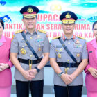 Irjen Pol Krisno Halomoan Siregar dan istri (kiri) bersama Irjen Pol Rusdi Hartono dan istri (kanan) | humas polda