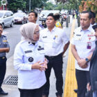 Penjabat Wali Kota Jambi, Sri Purwaningsih, turun meninjau penataan jaringan utilitas kabel internet (fiber optic), Rabu | dki