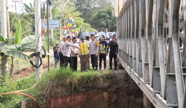 Kapolda Jambi, Irjen Pol Krisno Halomoan Siregar, meninjau pembangunan jembatan di Jujuhan, Bungo, Jumat | pld