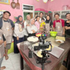 Yuk Melly (tengah berbaju pink) bersama tim kateringnya raih omset jutaan rupiah dari dapur pinknya | humas pep
