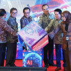 Peluncuran Tata Kelola Kecerdasan Artifisial Perbankan Indonesia bersama pimpinan asosiasi industri bank umum, di Jakarta, Selasa | ojk
