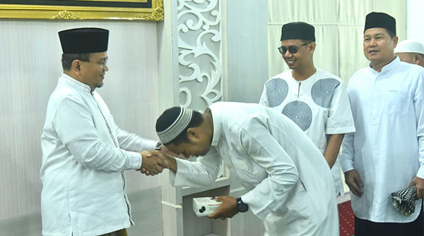 Wali Kota Maulana dan Wakil Wali Kota Diza Hazra Aljosha meluncurkan program Subuh Berkah Bahagia, Sabtu | dki 