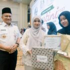 Nadiyah Maulana menyerahkan hadiah kepada pemenang lomba pada Hari Kartini, Rabu | dki