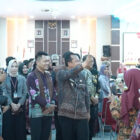 Bupati Muarojambi Bambang Bayu Suseno menyapa anak-anak pada acara product matching sektor perbankan, Kamis | dki-mj