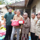 Wakil Bupati Muarojambi, Junaidi Mahir, menyerahkan bantuan kepada korban kebakaran di Desa Tanjung Katung, Senin | dki-mj