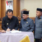 Bupati Muarojambi, Bambang Bayu Suseno, menandatangani persetujuan tujuh ranperda, Selasa | dia