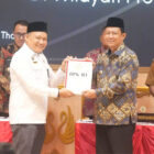 Kepala BPK RI Perwakilan Provinsi Jambi, Muhammad Toha Arafat, menyerahkan LHP kepada Bupati Muarojambi, Bambang Bayu Suseno | dki-mj