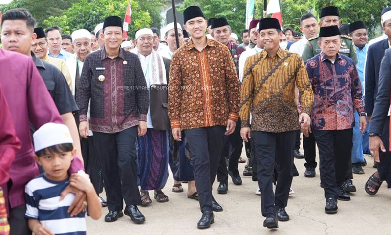 Bupati Muaro Jambi, Bambang Bayu Suseno, bersama Menteri Kehutanan di Desa Muara Kumpeh, Rabu | dki-mj