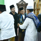 Wali Kota Jambi Maulana bersama Wakil Wali Kota Diza Hazra Aljosha dan Sekda Kota Jambi A Ridwan bermaaf-maafan seusai salat Ied, Jumat | dki-kj
