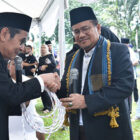 Wali Kota Jambi, Maulana, menyerahkan hewan kurban kepada Panitia Kurban Pemkot Jambi, Jumat | dki-kj
