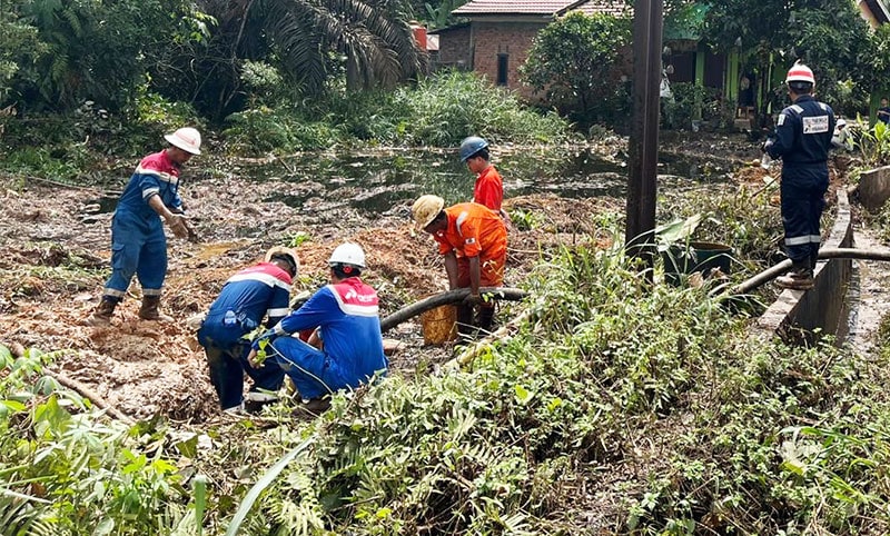 Tim Teknik PEP bergerak cepat mengatasi kebocoran minyak mentah di Desa Pondok Meja | pep