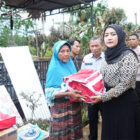 Ketua TP PKK Muarojambi, Ririn Novianty, menyerahkan bantuan dari Pemkab Muarojambi kepada korban kebakaran di Desa Pudak, Minggu | dki-mj