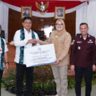 Wakil Menteri Transmigrasi, Viva Yoga Mauladi, menyerahkan bantuan 2,1 miliar rupiah kepada Bupati Tanjung Jabung Timur, Dillah Hikmah Sari, Jumat | dki
