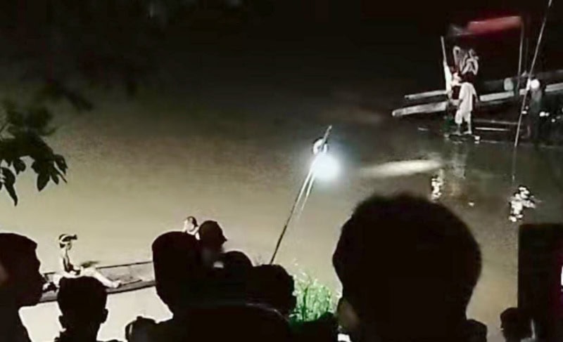Warga berusaha mencari Adam yang tenggelam di Sungai Bayanghari, Sabtu malam | sar