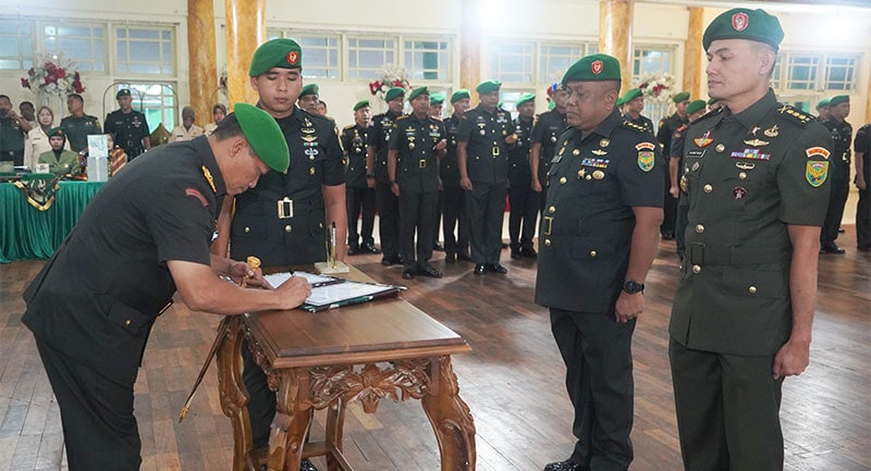 Serah terima jabatan Kepala Staf Korem 042 Garuda Putih dari Kolonel Inf Eddy Basuki kepada Kolonel Inf Slamet Riadi | prm