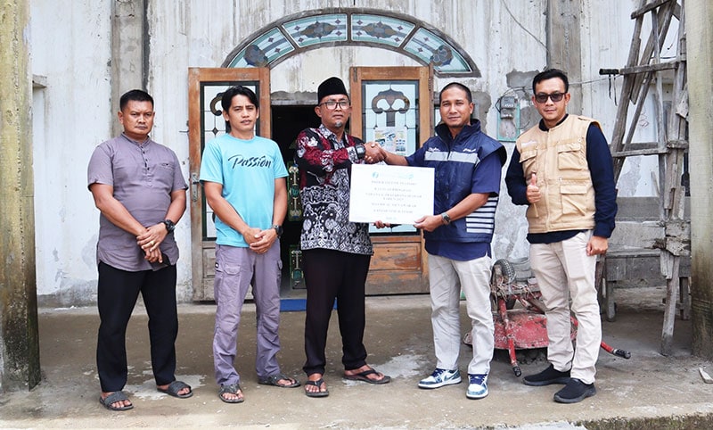 Pelindo Jambi menyalurkan banruan uang Rp100 juta untuk Masjid Al Munawarah, Tanjung Jabung Timur | pelindo 