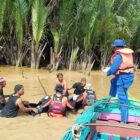 Tim SAR Gabungan saat mengevakuasi korban kecelakaan kapal yang terjadi di Desa Sungai Jeruk | sar