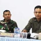 Komisioner Bawaslu Provinsi Jambi, Indra Tritusian (kanan), saat rakor PDPB, di KPU Provinsi Jambi | ded